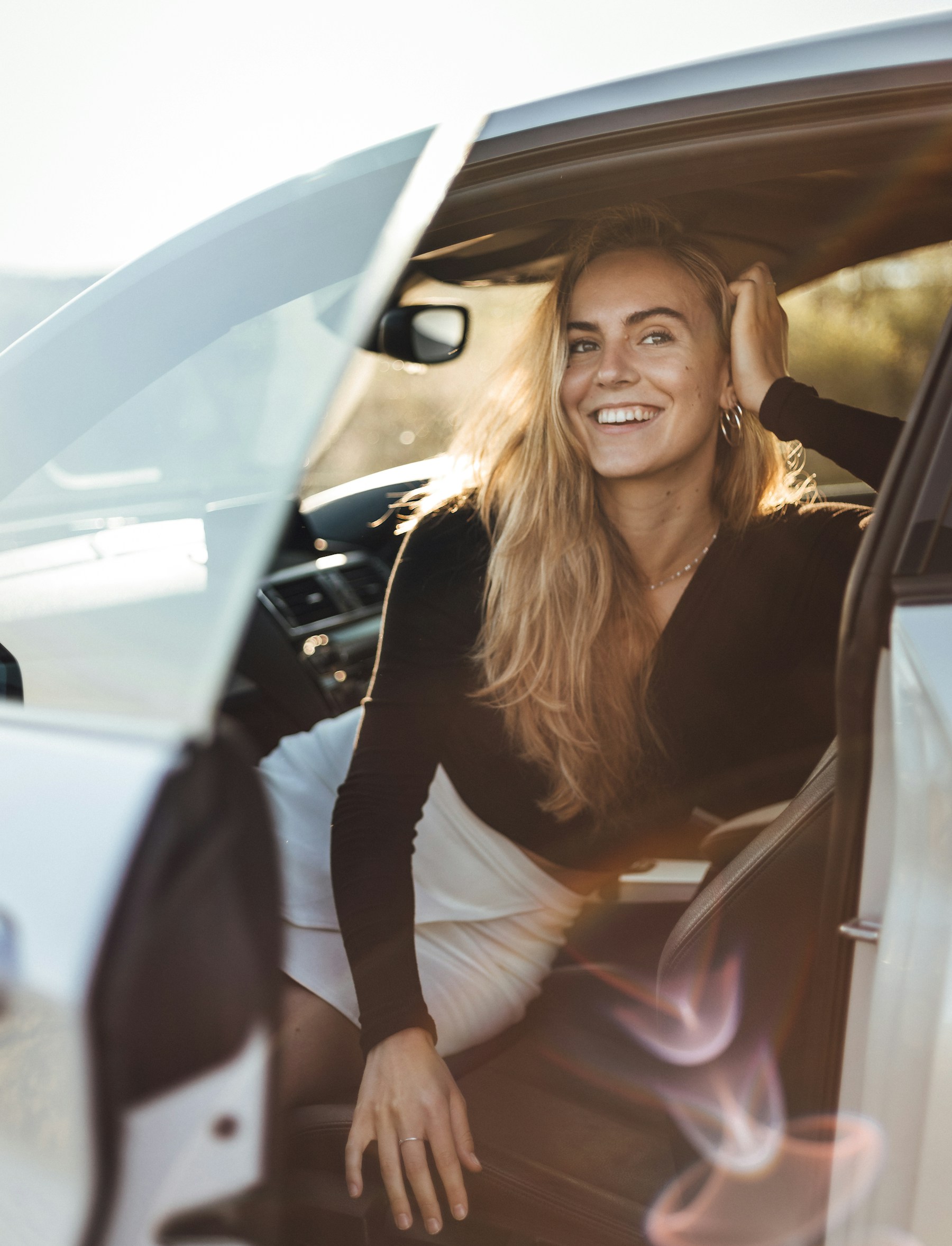 Lächelnde Frau in einem modernen Auto