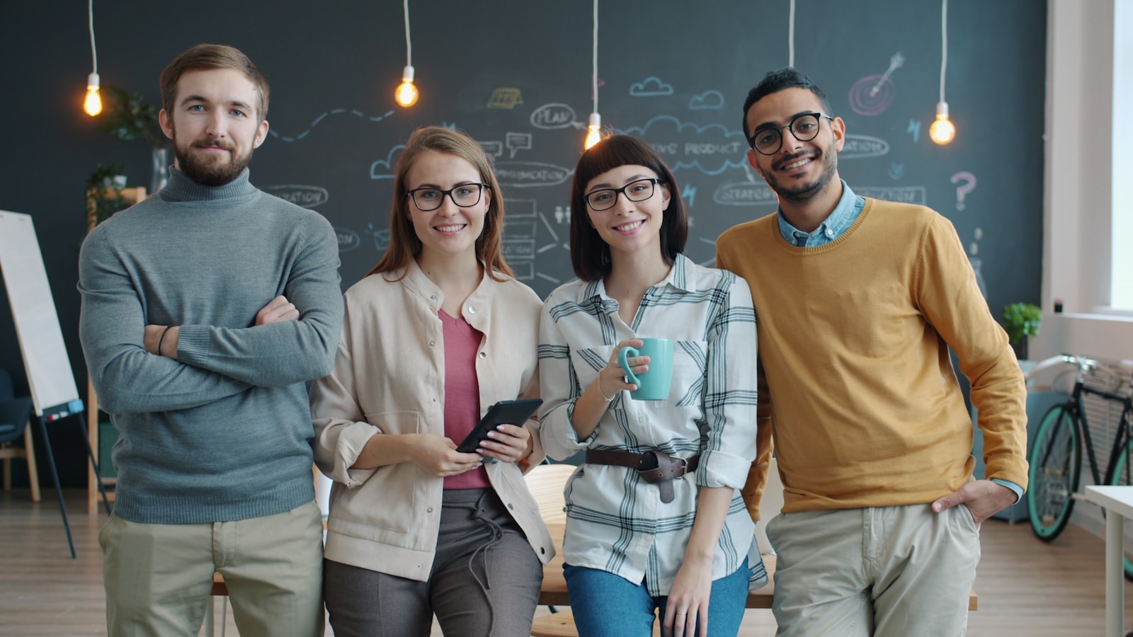 Glückliche Berufstätige in einem modernen Büro